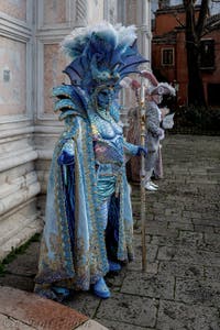 La parade des costumés du carnaval de Venise 2026 devant l'église de San Zaccaria.