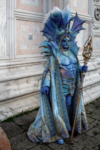 La parade des costumés du carnaval de Venise 2026 devant l'église de San Zaccaria.