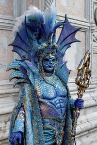 La parade des costumés du carnaval de Venise 2026 devant l'église de San Zaccaria.