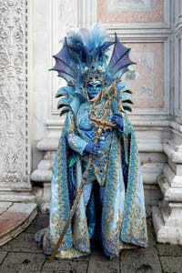 La parade des costumés du carnaval de Venise 2026 devant l'église de San Zaccaria.