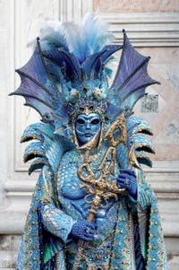 La parade des costumés du carnaval de Venise 2026 devant l'église de San Zaccaria.