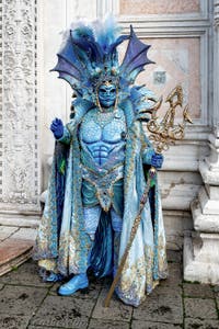 La parade des costumés du carnaval de Venise 2026 devant l'église de San Zaccaria.