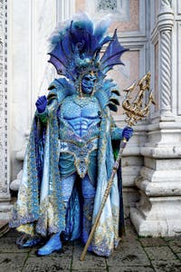 La parade des costumés du carnaval de Venise 2026 devant l'église de San Zaccaria.