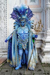 La parade des costumés du carnaval de Venise 2026 devant l'église de San Zaccaria.