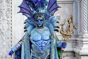 La parade des costumés du carnaval de Venise 2026 devant l'église de San Zaccaria.