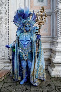 La parade des costumés du carnaval de Venise 2026 devant l'église de San Zaccaria.