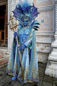 La parade des costumés du carnaval de Venise 2026 devant l'église de San Zaccaria.