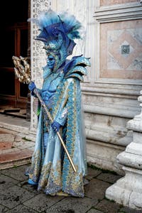 La parade des costumés du carnaval de Venise 2026 devant l'église de San Zaccaria.
