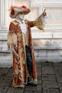 La parade des costumés du carnaval de Venise 2026 devant l'église de San Zaccaria.