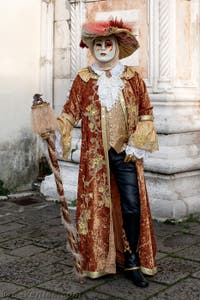 La parade des costumés du carnaval de Venise 2026 devant l'église de San Zaccaria.
