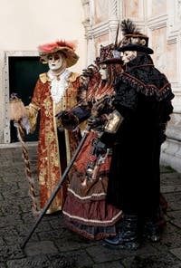 La parade des costumés du carnaval de Venise 2026 devant l'église de San Zaccaria.