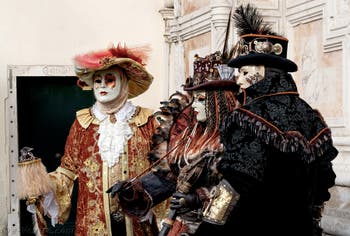 La parade des costumés du carnaval de Venise 2026 devant l'église de San Zaccaria.