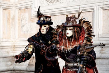 La parade des costumés du carnaval de Venise 2026 devant l'église de San Zaccaria.
