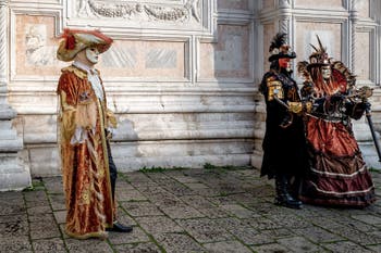 La parade des costumés du carnaval de Venise 2026 devant l'église de San Zaccaria.