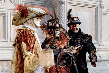La parade des costumés du carnaval de Venise 2026 devant l'église de San Zaccaria.