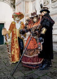 La parade des costumés du carnaval de Venise 2026 devant l'église de San Zaccaria.