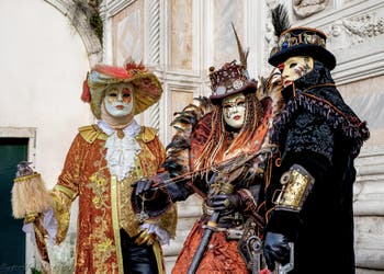 La parade des costumés du carnaval de Venise 2026 devant l'église de San Zaccaria.