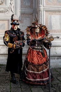 La parade des costumés du carnaval de Venise 2026 devant l'église de San Zaccaria.