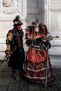 La parade des costumés du carnaval de Venise 2026 devant l'église de San Zaccaria.