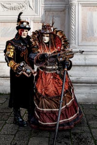 La parade des costumés du carnaval de Venise 2026 devant l'église de San Zaccaria.
