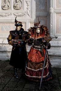La parade des costumés du carnaval de Venise 2026 devant l'église de San Zaccaria.