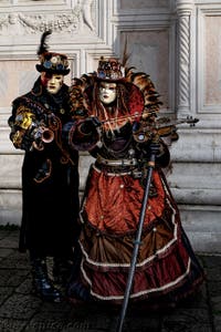 La parade des costumés du carnaval de Venise 2026 devant l'église de San Zaccaria.