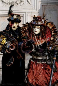 La parade des costumés du carnaval de Venise 2026 devant l'église de San Zaccaria.