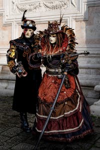 La parade des costumés du carnaval de Venise 2026 devant l'église de San Zaccaria.