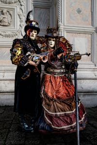 La parade des costumés du carnaval de Venise 2026 devant l'église de San Zaccaria.