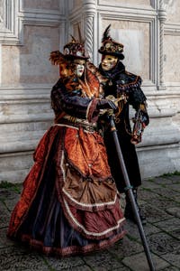 La parade des costumés du carnaval de Venise 2026 devant l'église de San Zaccaria.