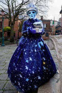 La parade des costumés du carnaval de Venise 2026 devant l'église de San Zaccaria.