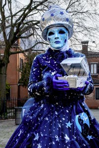 La parade des costumés du carnaval de Venise 2026 devant l'église de San Zaccaria.