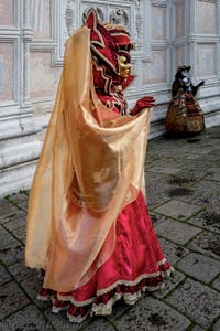 La parade des costumés du carnaval de Venise 2026 devant l'église de San Zaccaria.
