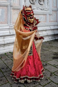 La parade des costumés du carnaval de Venise 2026 devant l'église de San Zaccaria.