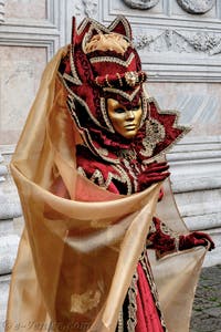 La parade des costumés du carnaval de Venise 2026 devant l'église de San Zaccaria.