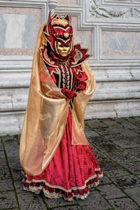 La parade des costumés du carnaval de Venise 2026 devant l'église de San Zaccaria.