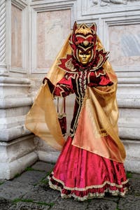La parade des costumés du carnaval de Venise 2026 devant l'église de San Zaccaria.
