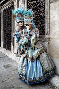La parade des costumés du carnaval de Venise 2026 devant l'église de San Zaccaria.