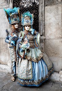 La parade des costumés du carnaval de Venise 2026 devant l'église de San Zaccaria.