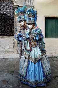 La parade des costumés du carnaval de Venise 2026 devant l'église de San Zaccaria.
