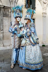 La parade des costumés du carnaval de Venise 2026 devant l'église de San Zaccaria.