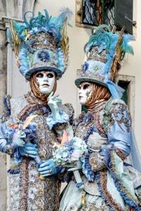 La parade des costumés du carnaval de Venise 2026 devant l'église de San Zaccaria.
