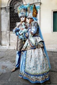 La parade des costumés du carnaval de Venise 2026 devant l'église de San Zaccaria.