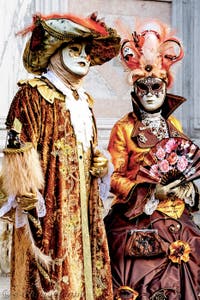 La parade des costumés du carnaval de Venise 2026 devant l'église de San Zaccaria.