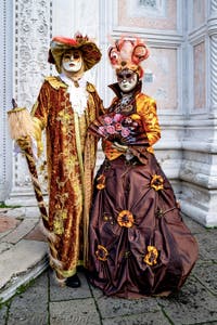 La parade des costumés du carnaval de Venise 2026 devant l'église de San Zaccaria.