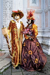 La parade des costumés du carnaval de Venise 2026 devant l'église de San Zaccaria.