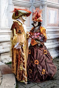 La parade des costumés du carnaval de Venise 2026 devant l'église de San Zaccaria.