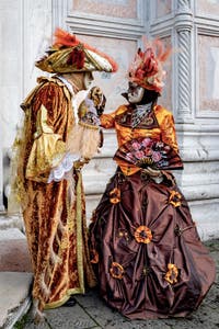 La parade des costumés du carnaval de Venise 2026 devant l'église de San Zaccaria.