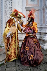La parade des costumés du carnaval de Venise 2026 devant l'église de San Zaccaria.