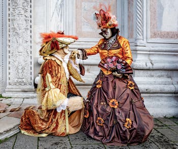 La parade des costumés du carnaval de Venise 2026 devant l'église de San Zaccaria.